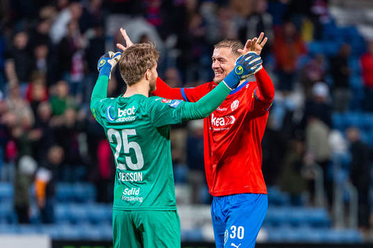 Helsingborgs målvakt Kalle Joelsson och Albert Ejupi jublar
