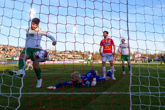 Hammarbys Edvin Kurtulus jublar och skjuter 0-1 bakom Degerfors målvakt Alfie Malik Whiteman