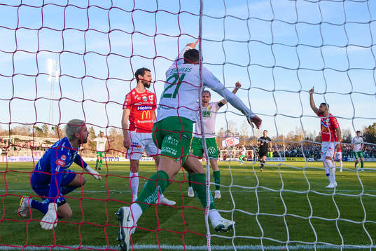 Hammarbys Edvin Kurtulus jublar och skjuter 0-1 bakom Degerfors målvakt Alfie Malik Whiteman