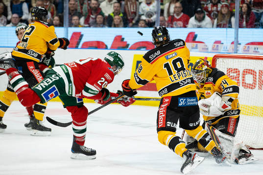 Frölundas Joel Lundqvist oroar framför Luleås målvakt