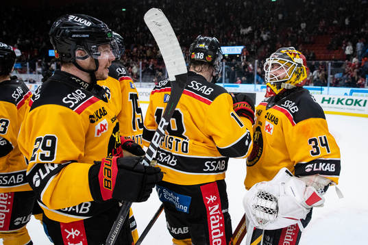 Luleås målvakt Joel Lassinantti jublar med lagkamrater