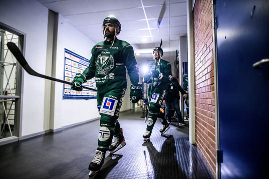 Färjestads Martin Johansson och Jacob de la Rose på väg