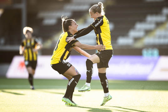 Häckens Filippa Curmark och Johanna Ryttning Kaneryd jublar efter 2-0