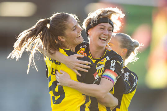 Häckens Luna Nørgaard Gevitz jublar efter 1-0 ihop med Mille Gejl Jensen