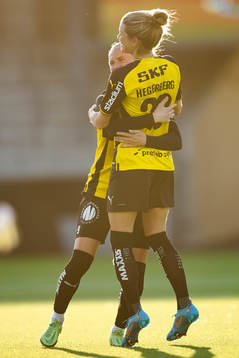 Häckens Andrine Stolsmo Hegerberg jublar med Filippa Curmark efter 3-0