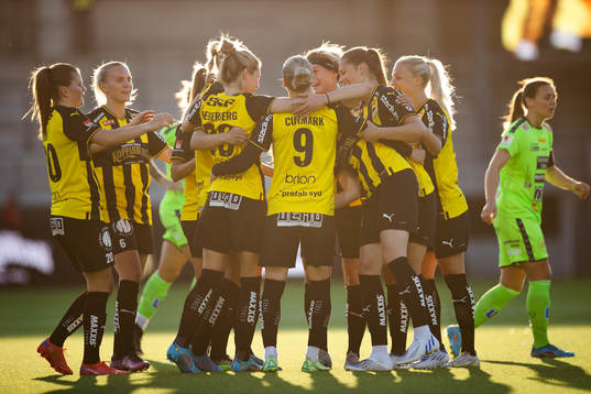 Häckens Andrine Stolsmo Hegerberg jublar med lagkamrater efter 3-0