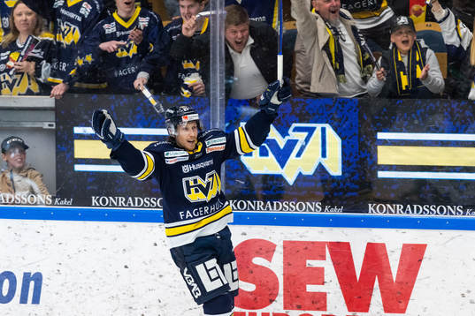 s Myles Powell jublar