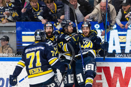s Christoffer Törngren jublar med målskytten till 3-0