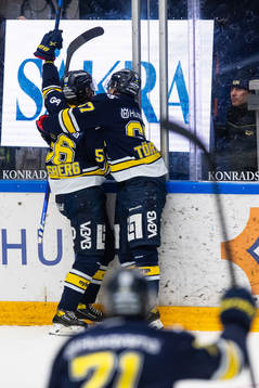 s Christoffer Törngren jublar med målskytten till 3-0