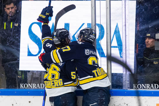 s Christoffer Törngren jublar med målskytten till 3-0
