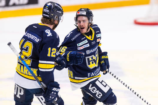 s Hunter Shinkaruk jublar med målskytten till 4-1 Tyler