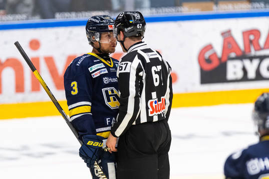 s Daniel Bertov diskuterar med en linjedomare