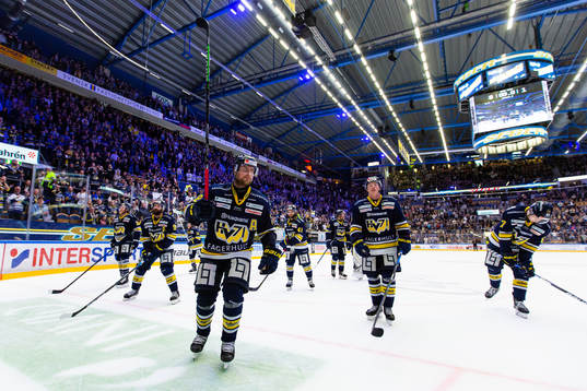 s Nichlas Torp jublar med lagkamrater