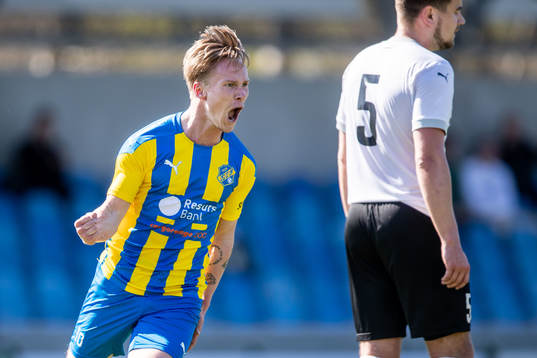 Eskilsminnes Alexander Engholm jublar efter 3-1