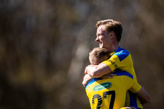 Eskilsminnes Alexander Engholm och Filip Lundeberg jublar efter 3-1
