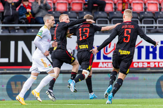 Östersunds Ludvig Fritzson jublar efter att han gjort 1-0