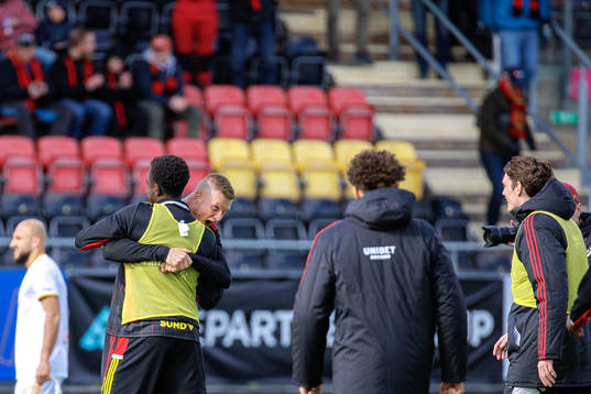 Östersunds Kevin Jablinski jublar med Peter Amoran