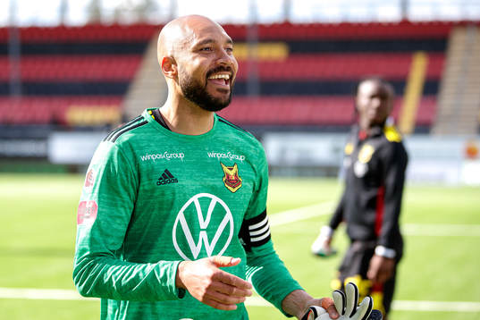 Östersunds målvakt Aly Keita jublar