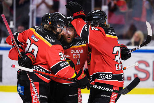 Luleås Linus Omark jublar med lagkamrater