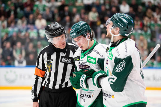 Färjestads Albert Johansson har ont