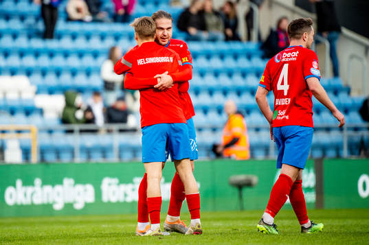 Helsingborgs Charlie Weberg jublar med lagkamraterna efter 1-1