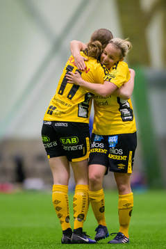 Elfsborgs Leann Nyström jublar med Linda Westberg Carlsson efter 4-1