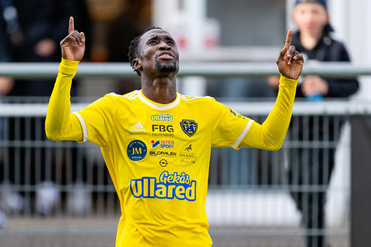 Falkenbergs Godwin Aguda jublar efter 1-0