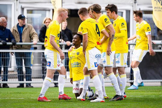 Falkenbergs Godwin Aguda jublar efter 1-0 med laget