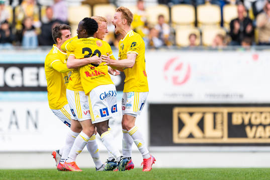 Falkenbergs Wilhelm Ärlig jublar med laget efter 2-0