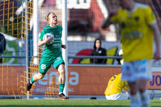 Ljungskiles Linus Tornblad jublar efter 2-1