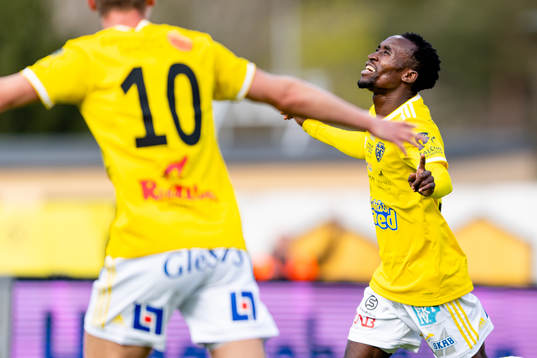 Falkenbergs Godwin Aguda jublar efter 1-0