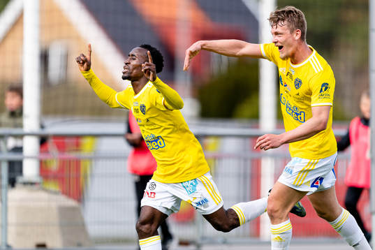 Falkenbergs Godwin Aguda jublar med Robin Hofsö efter 1-0