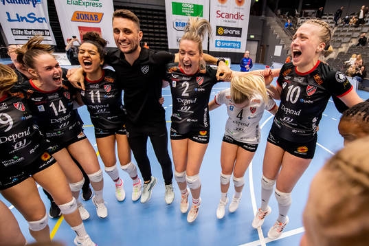 Hylte/Halmstads Tränare Pedro Mendes jublar tillsammans med laget