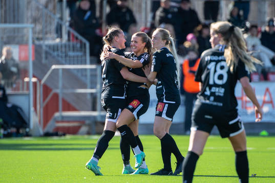 Örebros Amanda Rantanen jublar med lagkamrater efter 4-1