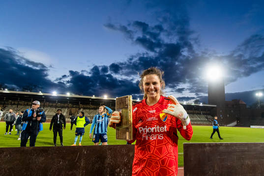 Djurgårdens målvakt Kelsey Daugherty jublar med pris som