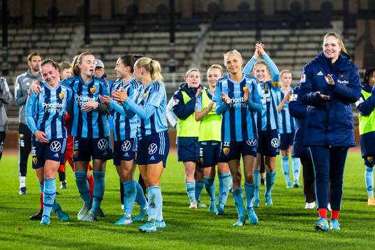 Djurgårdens spelare jublar och tackar publiken