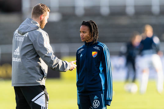 Djurgårdens Linda Maserame Motlhalo samtalar med