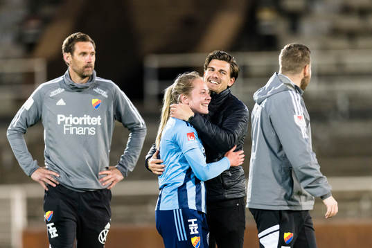 Djurgårdens tränare Magnus Pålsson omfamnar Alice