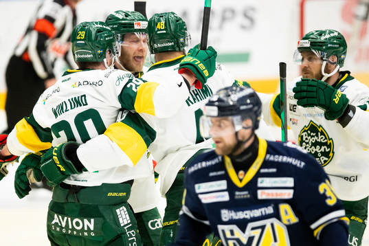 Spelare ur Björklöven jublar