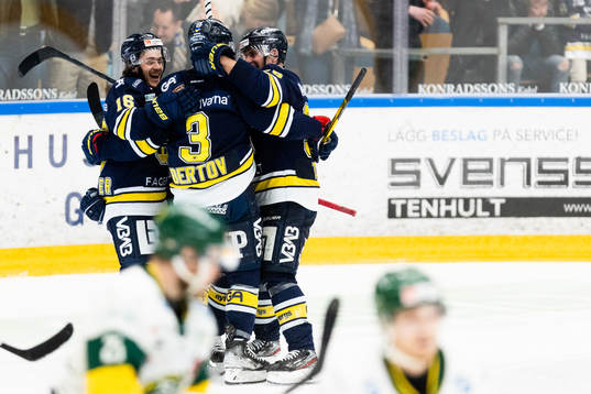 s Tyler Kelleher, Daniel Bertov och Nichlas Torp jublar