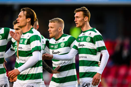 Västerås Viktor Granath jublar efter sitt 0-1 mål