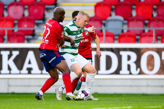 Västerås Simon Johansson i kamp med Östers Manasse Kusu