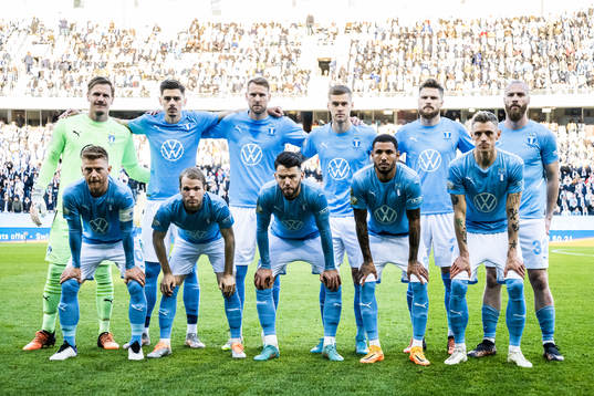 Malmö FFs spelare ställer upp för en lagbild