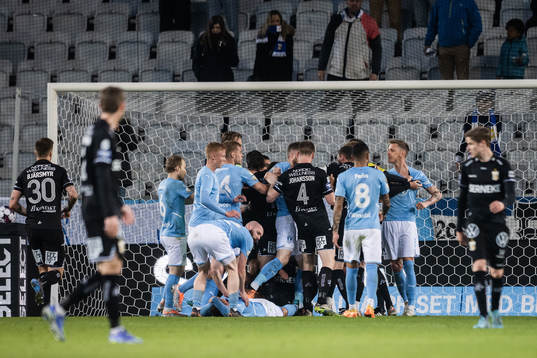 Stökigt framför målvakt Johan Dahlin