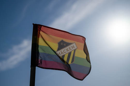 En regnbågsfärgad hörnflagga med Häckens klubbmärke