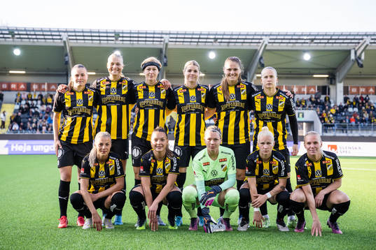 Häckens spelare ställer upp för en lagbild