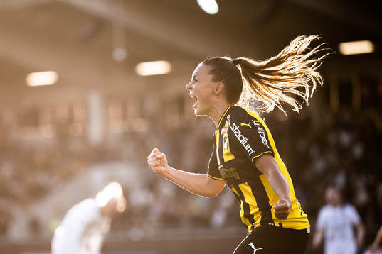 Häckens Johanna Ryttning Kaneryd jublar efter 2-1