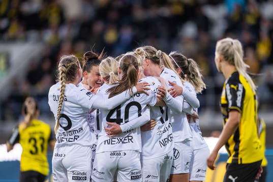 Rosengårds Caroline Seger jublar med lagkamrater efter att hon gjort 2-2 på straff