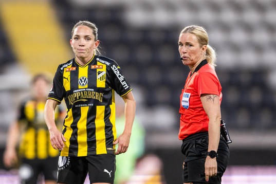 Häckens Elin Rubensson och domare Sara Persson