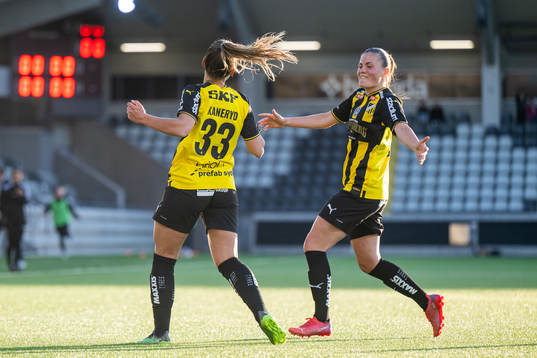 Häckens Johanna Ryttning Kaneryd jublar med Hanna Wijk efter att hon gjort 2-1